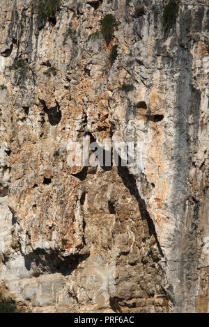 Attika Griechenland Vouliagmeni Vouliagmeni See in der Nähe der Felsformation Stockfoto