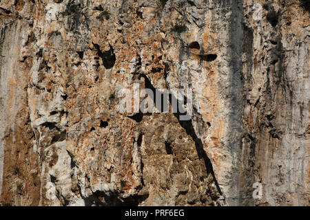 Attika Griechenland Vouliagmeni Vouliagmeni See in der Nähe der Felsformation Stockfoto