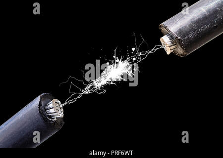 Die grosse schwarze Kabel auf schwarzem Hintergrund Stockfoto