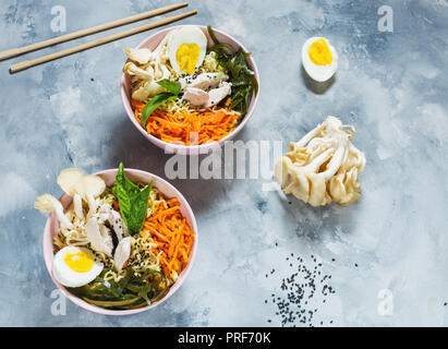 Miso Ramen asiatische Nudeln in Schalen auf konkreten Hintergrund. Stockfoto