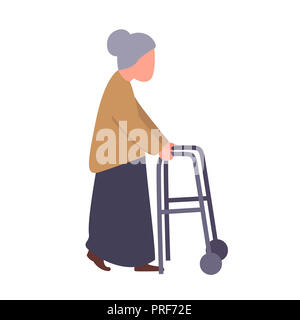Oma halten Walker. Alten weiblichen Patienten in der Rehabilitation Centre. Reha Klinik für ältere Menschen Konzept. Stockfoto