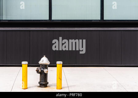 Hydranten gegen moderne Architektur Gebäude in New York Stockfoto