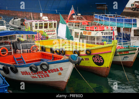 Bunte Boote im Hafen von Valparaiso, Chile Stockfoto