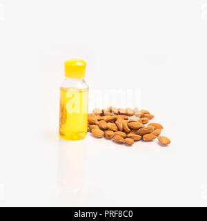 Mandel Heap, Öl Flasche auf weißem Hintergrund. Stockfoto