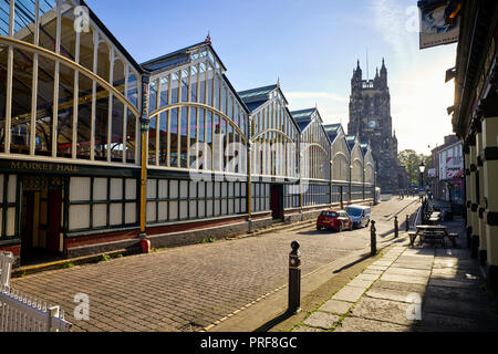 Markthalle und St Marys Kirche in Stockport in der Nähe von Manchester Stockfoto