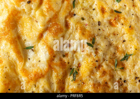 Rührei oder Omelett aus Eiern und Käse mit Kräutern auf der Platte - Ansicht von oben Stockfoto