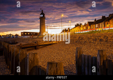 Abend am Kingston Leuchtturm in Shoreham-by-Sea, West Sussex. Stockfoto