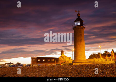 Dämmerung am Kingston Leuchtturm in Shoreham-by-Sea, West Sussex, England. Stockfoto