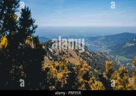 Blick ins Tal, auf den Horizont, Wandern mit Ausblick auf den Spitzingsee, Bayern, Deutschland, Voralpenland Stockfoto