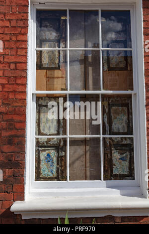 Fensterläden auf einem Schiebefenster in der Unteren Breite Straße haben handgemalte Bilder, Ludlow, Shropshire, Großbritannien Stockfoto