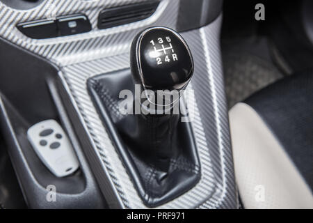 Hebel der Umschaltung der Box von Antrieben von Auto close up Stockfoto