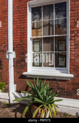Fensterläden auf einem Schiebefenster in der Unteren Breite Straße haben handgemalte Bilder, Ludlow, Shropshire, Großbritannien Stockfoto
