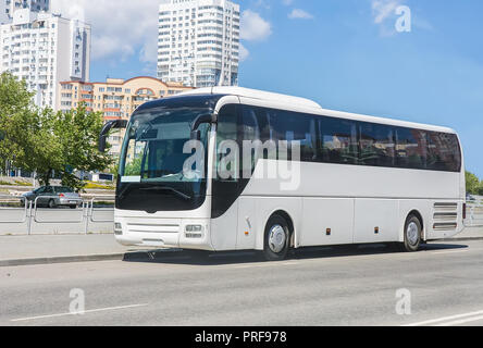 Bus fährt auf der Straße in der Stadt Stockfoto