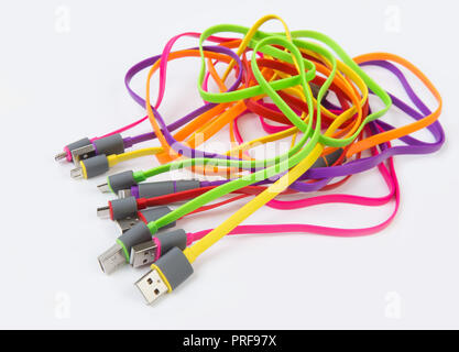 Farbe Kabel mit Steckern auf weißem Hintergrund Stockfoto