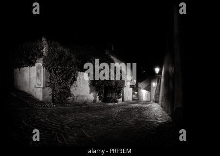 B&W Nacht Zeit Blick auf Schloss Gasse New World, Prager Burg Hradschin, Tschechische Republik Stockfoto