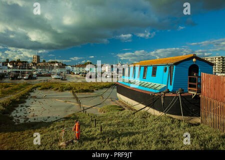 Hausboot am Fluss Adur in Shoreham-by-Sea, West Sussex. Stockfoto