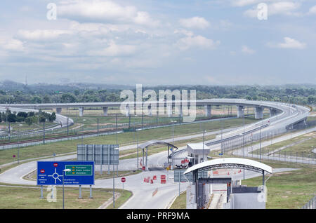 Malaysia, Kuala Lumpur International Airport, 04-03-2018: Allgemeine Ansicht eines langen Highway und Überführung ohne Autos. Konzept der Entladung der City Road Stockfoto