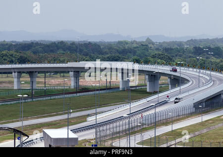 Antenne Blick des modernen Autobahn und Überführung. Konzept der Entladung der Stadt Straßennetz. Stockfoto