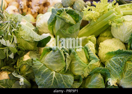 Ein Gemüsemarkt in Portugal bietet farbenfrohe Früchte und Gemüse Stockfoto