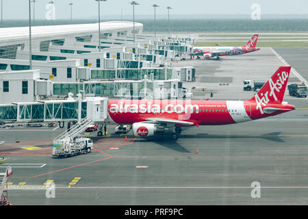 Malaysia, Kuala Lumpur International Airport, 04-03-2018: Passagiere mit Jet bridge Verpflegung im Flugzeug von airasia Airline. Flughafen täglich routin Stockfoto