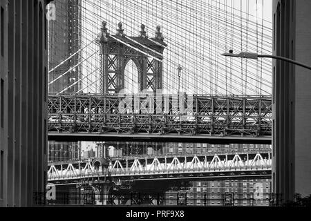 Schwarz-weiß Bild von Brooklyn und Manhattan Bridge in einem Rahmen, New York City, USA Stockfoto