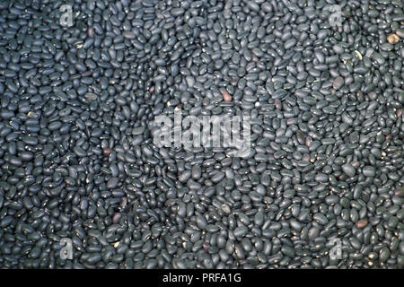Ein Gemüsemarkt in Portugal bietet farbenfrohe Früchte und Gemüse Stockfoto