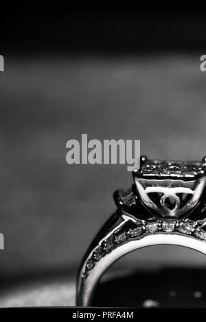 Ein Diamond Engagement Ring in einer Box mit glint/Reflexion. Schimmernde princess-Cut Diamanten. Stockfoto