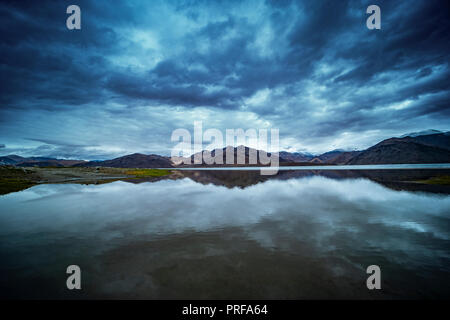 Schöne Reflexion der Berge auf pangong See mit blauer Himmel. Leh, Ladakh, Indien. Der Himmel auf Erden. Stockfoto