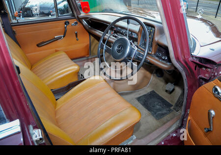 1966 Mercedes 200 "fintáis "klassischen deutschen Limousine Stockfoto