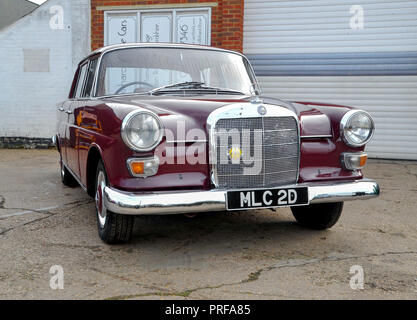 1966 Mercedes 200 "fintáis "klassischen deutschen Limousine Stockfoto