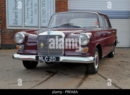 1966 Mercedes 200 "fintáis "klassischen deutschen Limousine Stockfoto