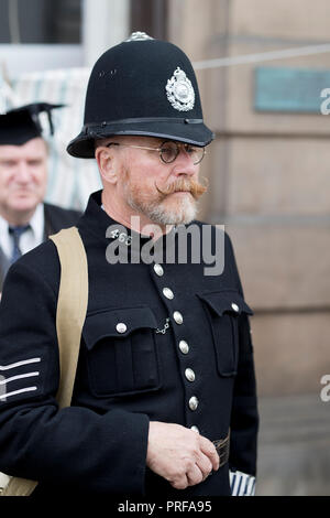 Mann verkleidet als Polizist im Jahr 2018 Welshpool 1940 Wochenende Stockfoto