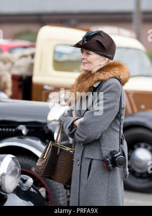 Frau in 1940 s Mode in Welshpool 1940 s Wochenende, 2018 Stockfoto
