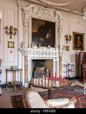 17. Jahrhundert Haus Interieur mit Kamin und Tür mit Chintz-Vorhänge