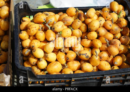 Ein Gemüsemarkt in Portugal bietet farbenfrohe Früchte und Gemüse Stockfoto