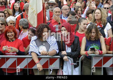 Mailand, 30. September 2018, 'rotes T-Shirt" Demonstration von Anpi (Nationale Vereinigung der italienischen Partisanen) und anderen Gruppen der Zivilgesellschaft organisiert. 25 tausend an der Piazza del Duomo mit der Parole 'Null Intoleranz' gegen den Faschismus und die Politik der Regierung und der Minister des Innern Salvini Stockfoto