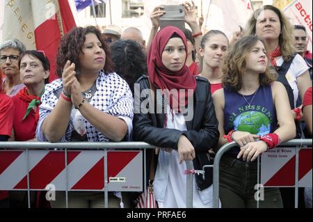 Mailand, 30. September 2018, 'rotes T-Shirt" Demonstration von Anpi (Nationale Vereinigung der italienischen Partisanen) und anderen Gruppen der Zivilgesellschaft organisiert. 25 tausend an der Piazza del Duomo mit der Parole 'Null Intoleranz' gegen den Faschismus und die Politik der Regierung und der Minister des Innern Salvini Stockfoto