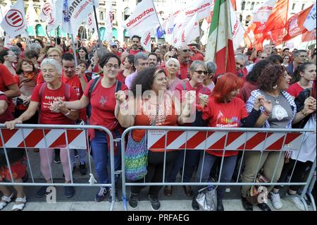 Mailand, 30. September 2018, 'rotes T-Shirt" Demonstration von Anpi (Nationale Vereinigung der italienischen Partisanen) und anderen Gruppen der Zivilgesellschaft organisiert. 25 tausend an der Piazza del Duomo mit der Parole 'Null Intoleranz' gegen den Faschismus und die Politik der Regierung und der Minister des Innern Salvini Stockfoto