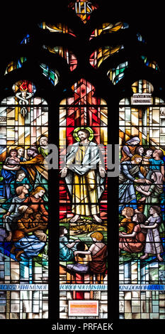 "Die Newton Fenster' von Alfred Fischer (1996), St. Johannes der Täufer Kirche, Tideswell, Derbyshire, Großbritannien Stockfoto