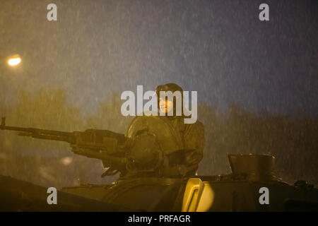 Minsk, Weißrussland - Juni 28, 2017: Tankman auf militärischen Selbstfahrenden Geschütze in Bewegung in der Straße während der Proben vor der Feier der Tag der Unabhängigkeit von Bel Stockfoto