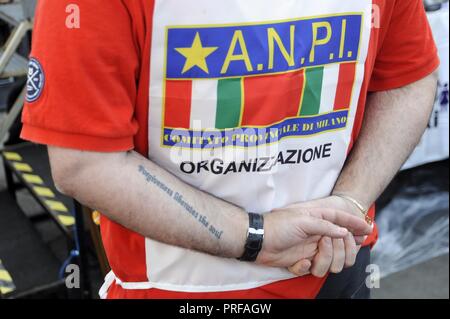 Mailand, 30. September 2018, 'rotes T-Shirt" Demonstration von Anpi (Nationale Vereinigung der italienischen Partisanen) und anderen Gruppen der Zivilgesellschaft organisiert. 25 tausend an der Piazza del Duomo mit der Parole 'Null Intoleranz' gegen den Faschismus und die Politik der Regierung und der Minister des Innern Salvini Stockfoto