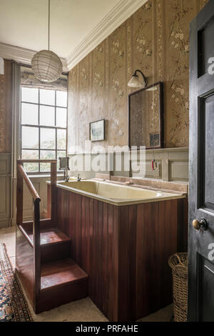1940 Badewanne badegast Aussicht vom Fenster zu ermöglichen angehoben Stockfoto