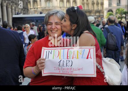 Mailand, 30. September 2018, 'rotes T-Shirt" Demonstration von Anpi (Nationale Vereinigung der italienischen Partisanen) und anderen Gruppen der Zivilgesellschaft organisiert. 25 tausend an der Piazza del Duomo mit der Parole 'Null Intoleranz' gegen den Faschismus und die Politik der Regierung und der Minister des Innern Salvini Stockfoto