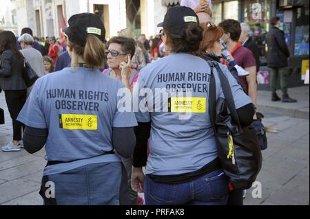 Mailand, 30. September 2018, 'rotes T-Shirt" Demonstration von Anpi (Nationale Vereinigung der italienischen Partisanen) und anderen Gruppen der Zivilgesellschaft organisiert. 25 tausend an der Piazza del Duomo mit der Parole 'Null Intoleranz' gegen den Faschismus und die Politik der Regierung und der Minister des Innern Salvini Stockfoto