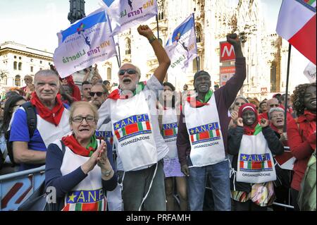 Mailand, 30. September 2018, 'rotes T-Shirt" Demonstration von Anpi (Nationale Vereinigung der italienischen Partisanen) und anderen Gruppen der Zivilgesellschaft organisiert. 25 tausend an der Piazza del Duomo mit der Parole 'Null Intoleranz' gegen den Faschismus und die Politik der Regierung und der Minister des Innern Salvini Stockfoto