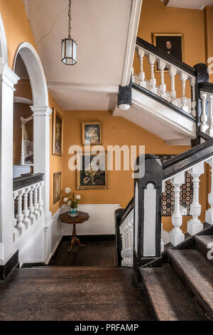 Schwarze und weiße Lackierung am Geländer Treppe Stockfoto