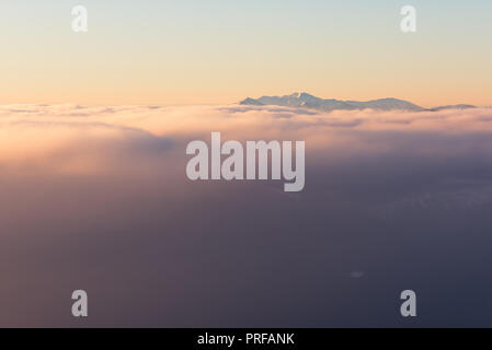 Morgen Landschaft. Gipfel in Wolken. Karpaten, Ukraine, Europa Stockfoto