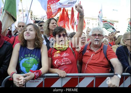 Mailand, 30. September 2018, 'rotes T-Shirt" Demonstration von Anpi (Nationale Vereinigung der italienischen Partisanen) und anderen Gruppen der Zivilgesellschaft organisiert. 25 tausend an der Piazza del Duomo mit der Parole 'Null Intoleranz' gegen den Faschismus und die Politik der Regierung und der Minister des Innern Salvini Stockfoto