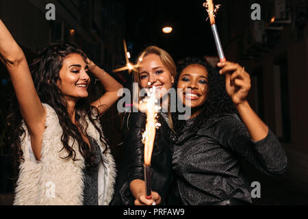 Gruppe von weiblichen Freunde mit Wunderkerzen genießen Outdoor Party bei Nacht Stockfoto