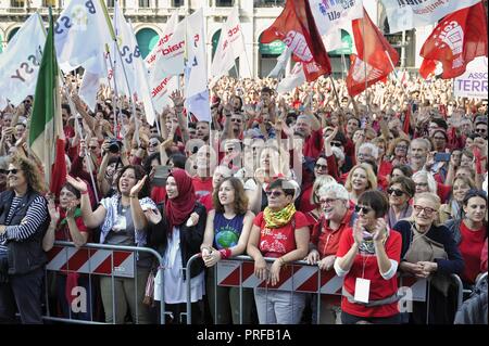 Mailand, 30. September 2018, 'rotes T-Shirt" Demonstration von Anpi (Nationale Vereinigung der italienischen Partisanen) und anderen Gruppen der Zivilgesellschaft organisiert. 25 tausend an der Piazza del Duomo mit der Parole 'Null Intoleranz' gegen den Faschismus und die Politik der Regierung und der Minister des Innern Salvini Stockfoto